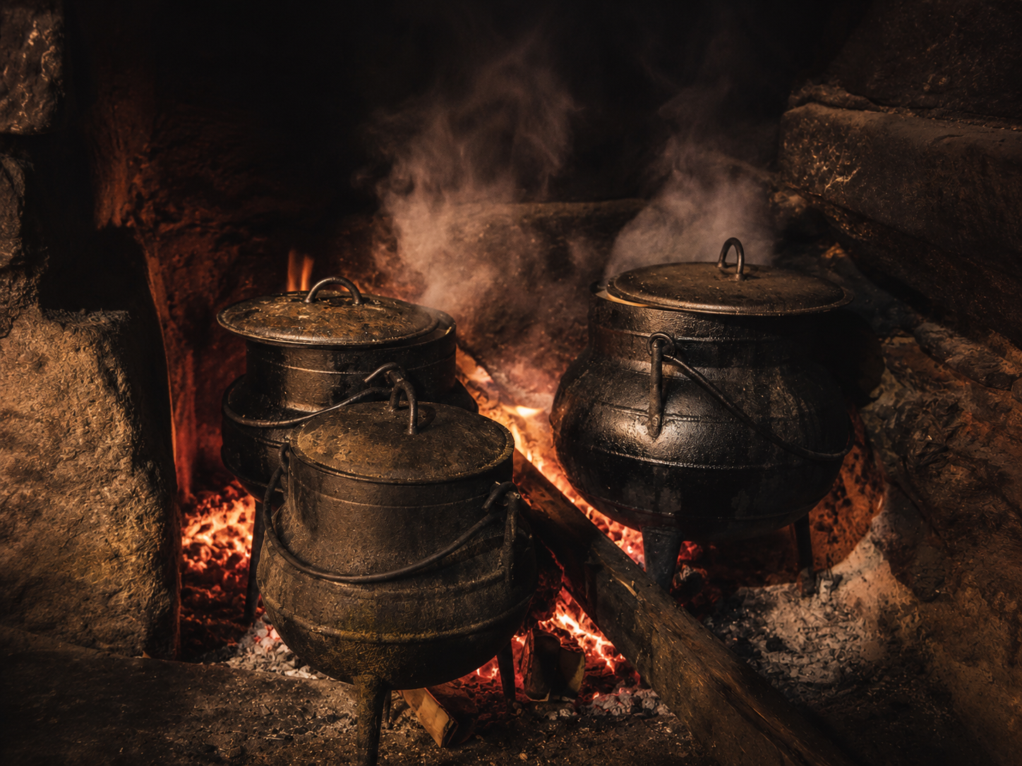 Tradição do Douro: panelas de barro junto à fogueira.